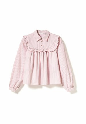 Világos rózsaszín blúz függőleges fehér csíkokkal, kerekített gallérral, fodros kialakítással a nyakkivágás mentén és hosszú, puffos ujjakkal. Négy gomb elöl.
