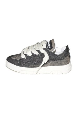 Sneakers in denim grigio con lacci bianchi, caratterizzate da una superficie strutturata e suola in gomma. Dettaglio logo sulla linguetta e sul retro.
