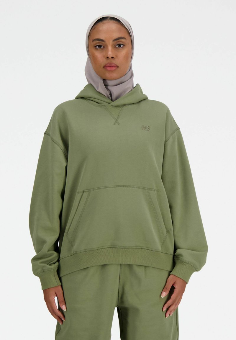 Olijfgroene hoodie met een voorzak, ontspannen pasvorm, ribgebreide boorden en een tonale logo. Zacht materiaal met een gladde textuur.