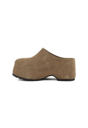 Sabot marron en daim à enfiler avec une plateforme, semelle épaisse et bout arrondi, vu de profil sur fond blanc.