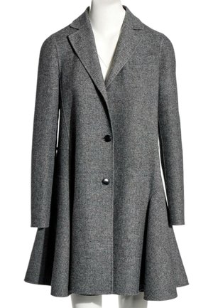 Abrigo largo de lana gris con dobladillo ancho acampanado, dos botones delanteros, cuello con solapa partida y mangas largas, exhibido en un maniquí.