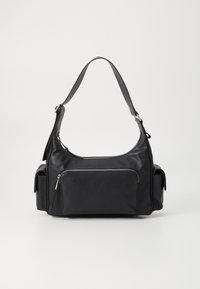 Borsa a spalla in pelle nera con forma arrotondata, tasca frontale con zip e due tasche laterali. Presenta un'unica tracolla regolabile.