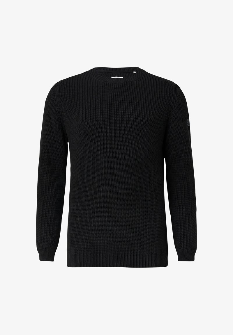 Schwarzer Strickpullover mit langen Ärmeln, runder Ausschnitt und strukturiertem Rippenmuster. Auf dem linken Ärmel befindet sich ein kleines Logo-Tag.