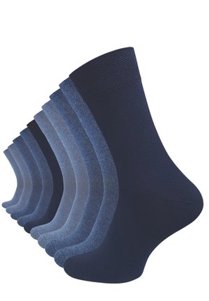 Acht Paare Socken in verschiedenen Blau- und Marine-Tönen, mit einer glatten Textur und gerippten Bündchen. Jedes Paar hat eine einheitliche Form und ein einheitliches Design.