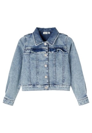 Lyseblå denimjakke med knapper foran, krave, lange ærmer og vandret flæsedetalje over brystet.