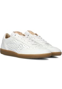 Witte sportieve schoenen van gestructureerd leer, met perforaties en een gumrubberen zool. Voorzien van ronde veters en een crèmekleurige tong.