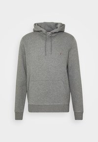 Sudadera con capucha gris hecha de una tela suave, presenta un bolsillo frontal, cordones ajustables y un pequeño logo en el pecho.