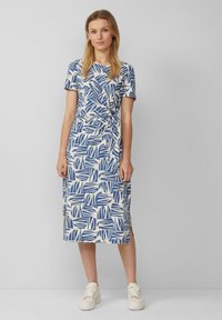 Sukienka z krótkim rękawem w niebieskim i ecru z wzorem liści, z węzłem w talii i bocznymi rozcięciami. Wykonana z miękkiego materiału.