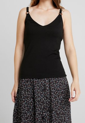 Top in raso nero a costine con scollatura a V, dotato di spalline regolabili decorate con dettagli dorati. Abbinato a una gonna a fantasia floreale.