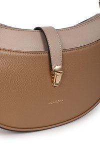 Borsa in pelle marrone con superficie texturizzata, forma curva e chiusura in tono dorato. Presenta il nome del marchio "HEXAGONA" impresso sul lato.