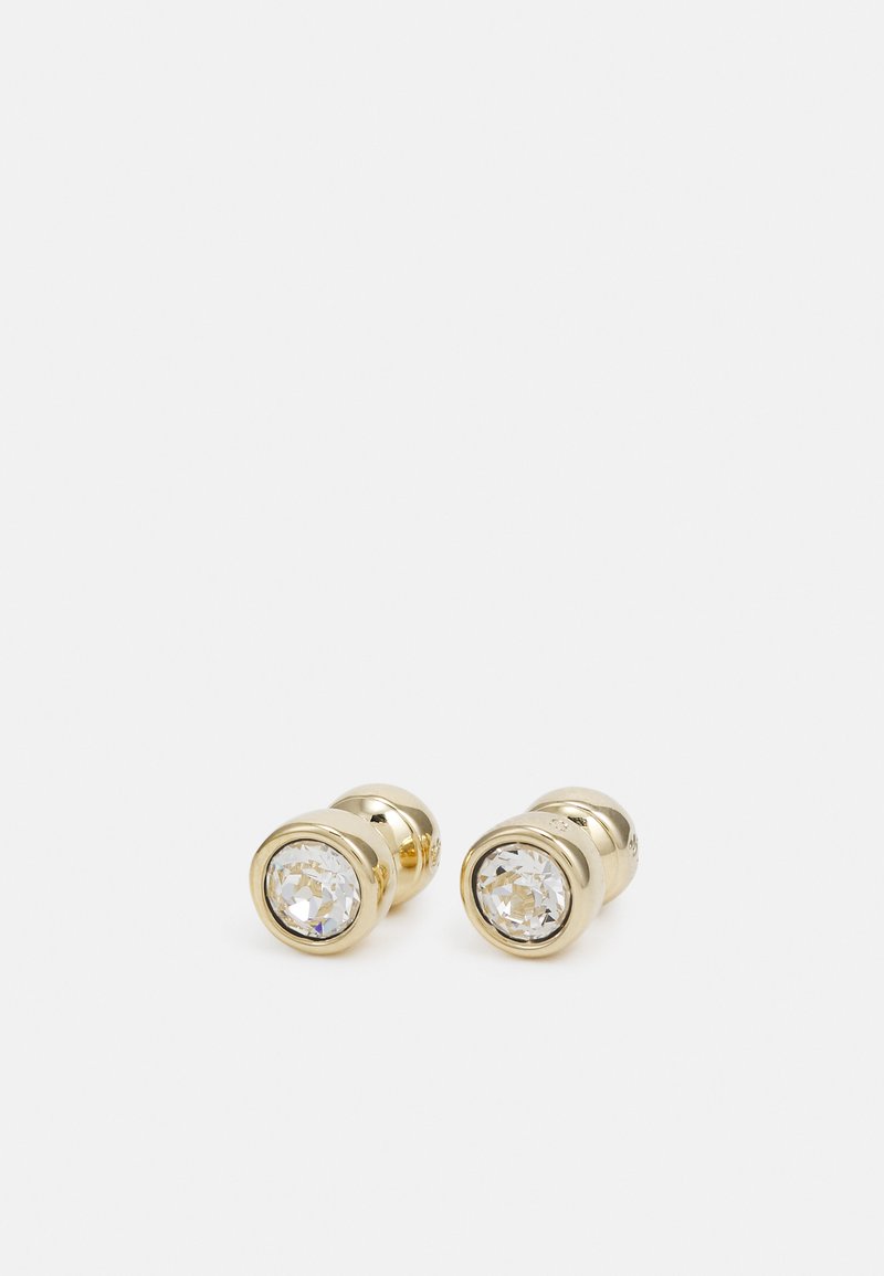 Boucles d'oreilles clou en ton doré, avec un centre en cristal transparent rond, entouré d'une monture lisse, avec une finition polie et un design compact.