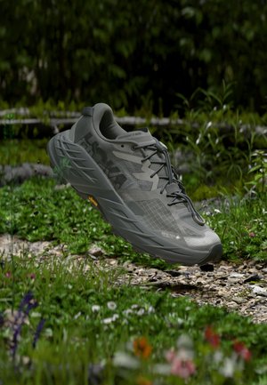 HOKA, SPEEDGOAT 7 GTX - Обувки за бягане по пресечен терен - asteroid / galactic grey