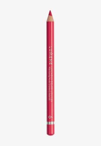 Lápiz delineador de labios rojo con punta afilada; presenta un acabado brillante, acentos metálicos plateados y texto que indica la marca y detalles del producto.