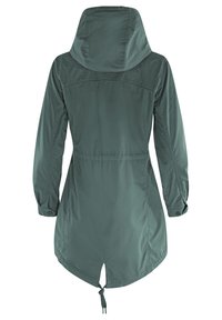 Kurtka odporna na warunki atmosferyczne w zielonym kolorze, z dopasowanym kapturem, zapinanymi rękawami, ściągaczem w pasie i lekko zwężanym dołem. Gładka tekstura.