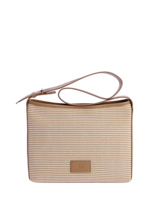 Bolso bandolera rectangular de color beige tejido con correa de cuero marrón ajustable y parche con logotipo de cuero marrón en el centro del frente.