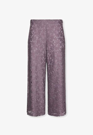 Pantalones morados de pierna ancha con superposición de encaje floral y cintura elástica, corte a la altura de la rodilla, sin cierres visibles ni bolsillos.