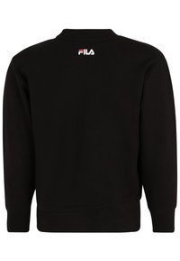 Sudadera negra de tejido suave, con cuello redondo, mangas largas y puños acanalados. Logo de FILA en blanco y rojo en la parte posterior.