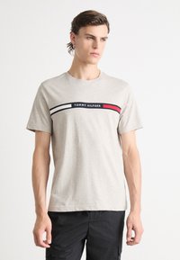 Tommy Hilfiger CHEST INSERT TEE - T-Shirt print - heathered pebble