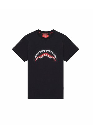 T-shirt nera a maniche corte con una grafica della bocca di uno squalo rossa e bianca al centro del petto.