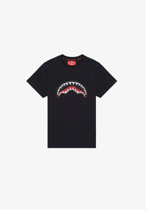 T-shirt nera a maniche corte con una grafica della bocca di uno squalo rossa e bianca al centro del petto.