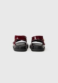 ALOHAS HARPER  - Sandaalit nilkkaremmillä - onix burgundy