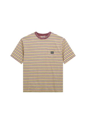T-shirt a righe con maniche corte, caratterizzata da linee gialle, rosa e rosso scuro. Ha un collo rotondo e una piccola tasca applicata.