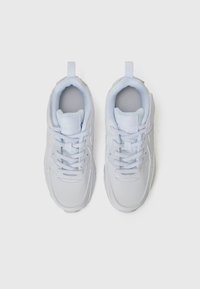 Hellgraue Sneakers mit einem glatten Synthetik-Obermaterial, flachen Schnürsenkeln, gepolstertem Schaft und einem strukturierten Mesh-Futter. Abgerundete Zehenpartie und erhöhte Sohle.