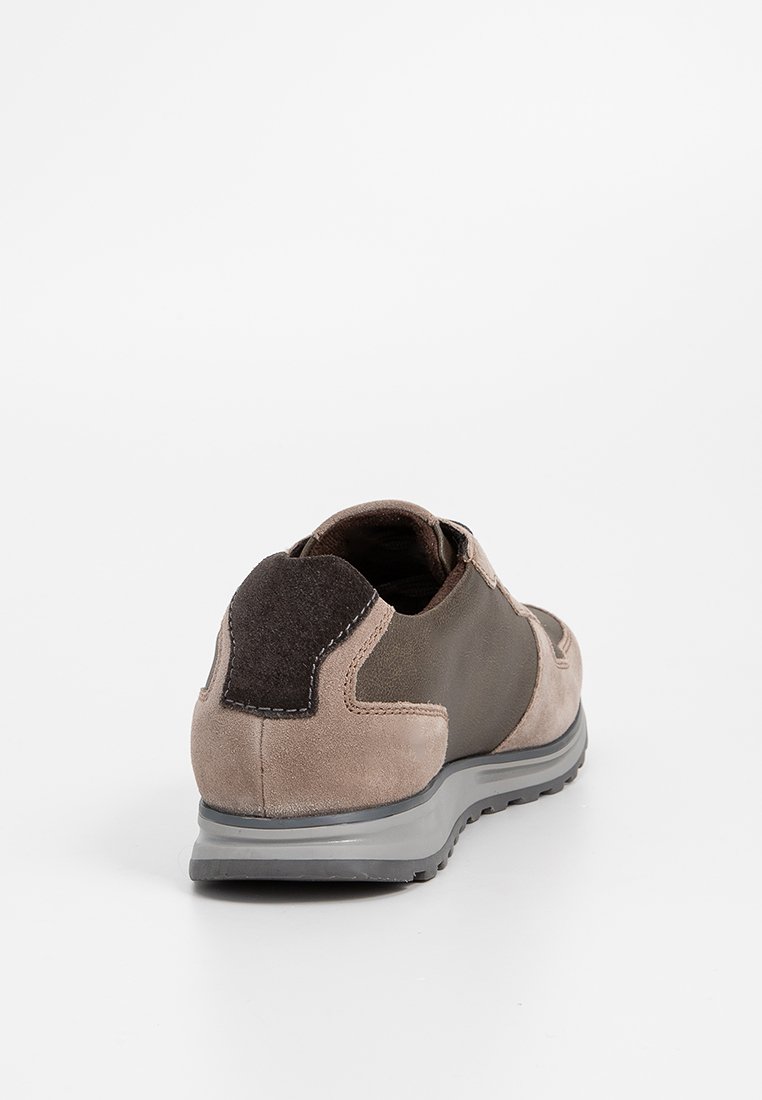 Chaussures décontractées pour hommes en suède gris et taupe avec un dessus en cuir marron. Elles sont dotées d'une semelle en caoutchouc et d'un talon rembourré pour le confort.