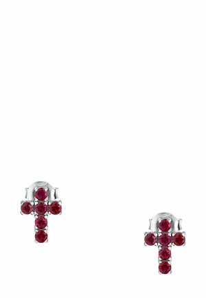 Orecchini in tonalità argento a forma di croce, con gemme rosse incastonate in un design a grappolo e una finitura lucida.