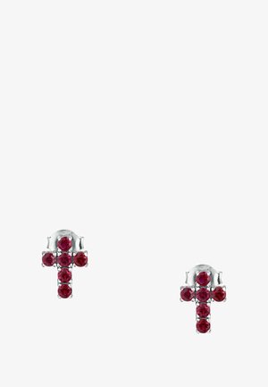 Orecchini in tonalità argento a forma di croce, con gemme rosse incastonate in un design a grappolo e una finitura lucida.