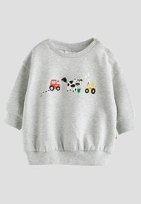 Helles graues Sweatshirt für Kleinkinder mit gestickten roten und gelben Traktoren, einer schwarz-weißen Kuh und grünem Gras auf der Vorderseite.