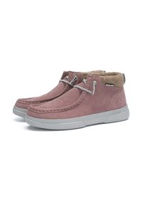 Bottines en suédine rose avec semelles en caoutchouc gris, détails cousus et doublure intérieure douce. Dotées d'un design à lacets et d'un accent logo.