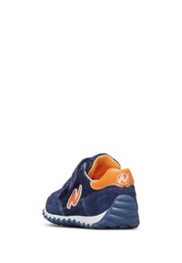 Námořnické modré sportovní boty vyrobené z nubuku a síťoviny, s oranžovými akcenty, texturovanou gumovou podrážkou a výrazným logem na boku.