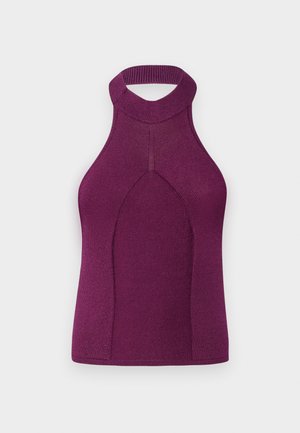 Rebrasti pleteni top na halter zavezu v temno vijolični barvi, z visokim ovratnikom in izrezom na hrbtu. Ima brezšivno obliko z zasnovo pod kotom in oprijetim silhueto.