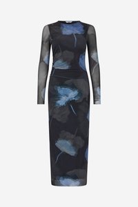 Garas piedurknes kleita no caurspīdīgas melnas sieta ar ziliem ziedu rakstiem, pieguloša silueta un ceļgalu garuma apmales. Teksturēts audums ar mīkstiem locījumiem.