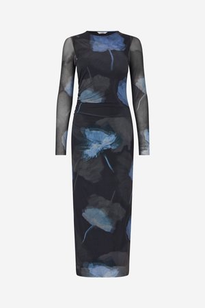 Garas piedurknes kleita no caurspīdīgas melnas sieta ar ziliem ziedu rakstiem, pieguloša silueta un ceļgalu garuma apmales. Teksturēts audums ar mīkstiem locījumiem.