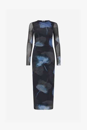 Vestido de manga comprida em malha preta transparente com padrões florais azuis, silhueta ajustada e bainha ao nível dos joelhos. Tecido texturizado com quedas suaves.