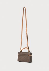 Borsa a tracolla marrone con motivo, dotata di una tracolla in pelle marrone, manico superiore, hardware dorato e chiusura con zip. Forma rettangolare strutturata.
