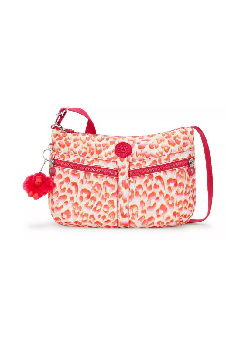 Borsa a spalla in stampa leopardata rosa e arancione con due tasche anteriori con zip, un logo rotondo e un charm leone rosso sfocato attaccato.