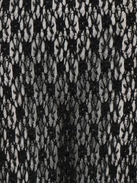 Tela de encaje negro con un patrón floral, tejido abierto y una superficie ligeramente texturizada, que crea una apariencia delicada e intrincada.