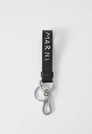 Porta-chaves de pele preta com o texto "MARNI" em relevo, metal prateado incluindo um anel e um gancho com mola, textura suave.