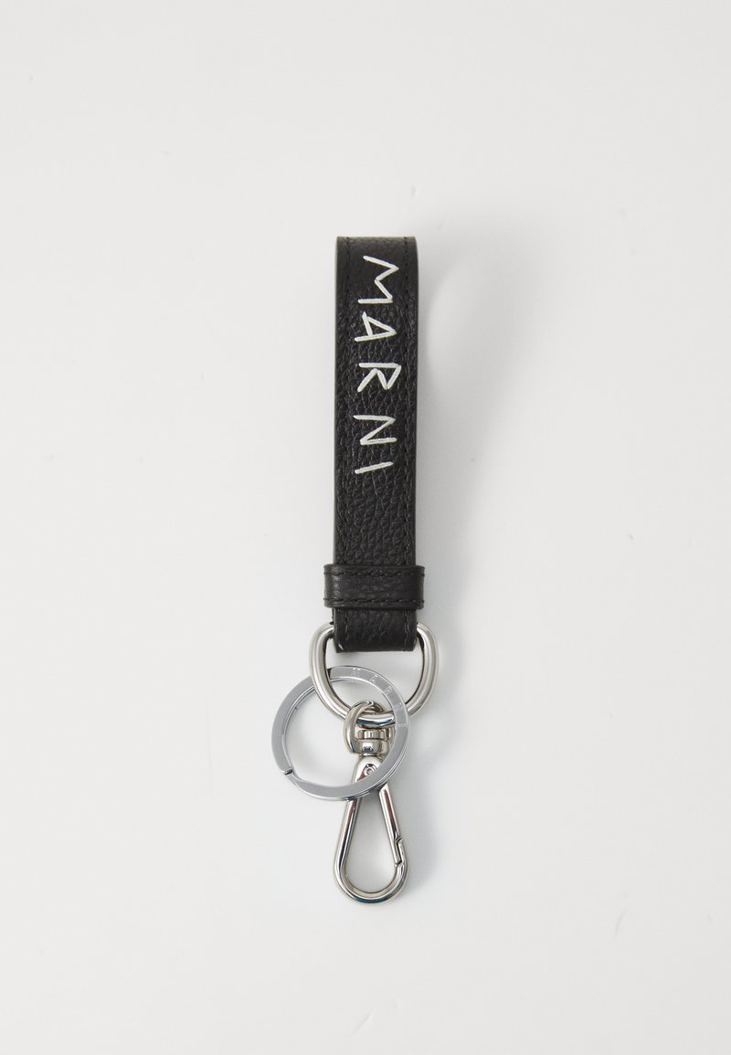 Lanière de porte-clés en cuir noir avec le texte "MARNI" embossé, quincaillerie en argent comprenant un anneau et un mousqueton, texture lisse.