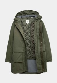 Grøn hætteparka med quiltet inderfor, foran med klaplommer, lynlås og trykknapper, vist åben på en ensfarvet baggrund.