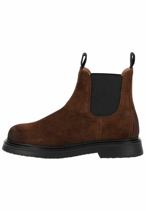 Stivale Chelsea in camoscio marrone con pannelli elastici laterali neri e linguette per tirare, suola nera e tacco basso, mostrato dal lato esterno.
