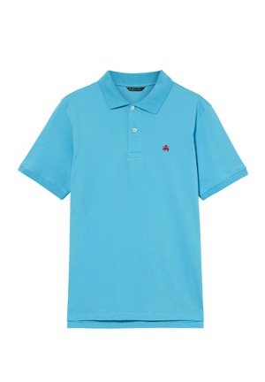 Himmelblaues Baumwoll-Polohemd mit kurzen Ärmeln, Kragen, einer Dreiknopf-Leiste und einem kleinen roten Emblem auf der linken Brust.