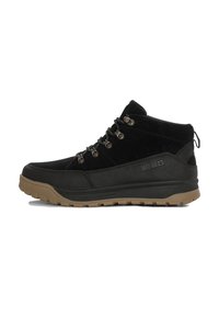 Stivaletti mid-top in suede e pelle nera con accenti grigi, occhielli in metallo per i lacci e suola in gomma color tan. Presentano un'etichetta sul retro.