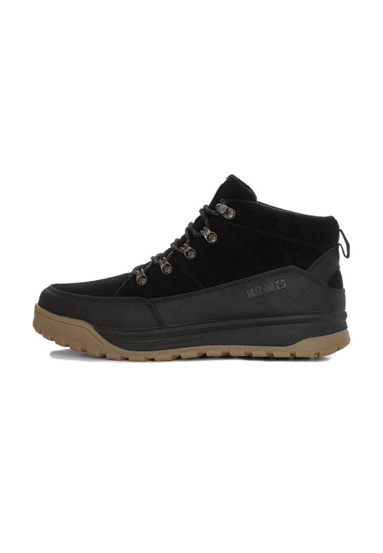 Stivaletti mid-top in suede e pelle nera con accenti grigi, occhielli in metallo per i lacci e suola in gomma color tan. Presentano un'etichetta sul retro.