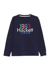Námořnická košile s dlouhým rukávem vyrobená z bavlněné látky, featuring barevný text "1983" a "Hackett LONDON", s kulatým výstřihem a pevným lemem.