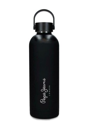 Botella de agua cilíndrica de color negro mate con tapa de rosca y asa para llevar, con el logo "Pepe Jeans London" en texto blanco vertical.