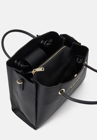 Zwarte gestructureerde leren tote bag met dubbele handvatten, een interne ritszak, een afneembare kleinere tas en details in goudkleurige hardware.